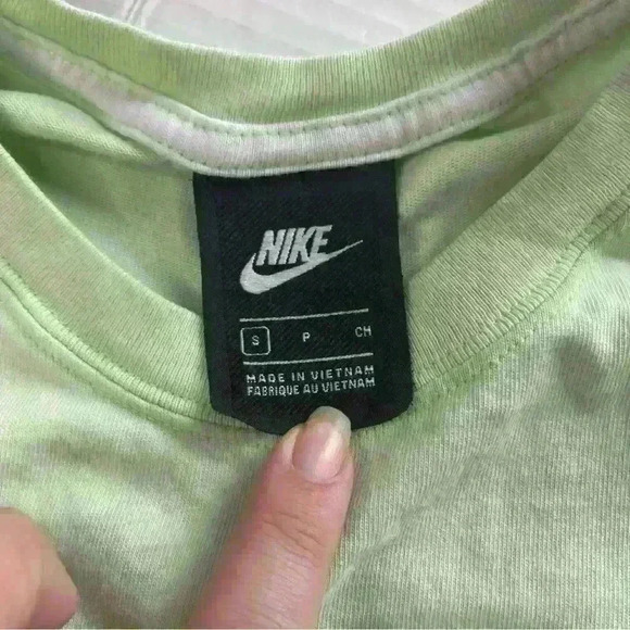Nike cropped lime green t shirt with front pocket tag detail Rare! Size small - Picture 3 of 4